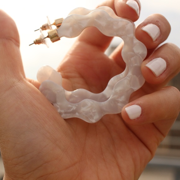 New Baublebar White resin large chic hoop earrings - Picture 2 of 7